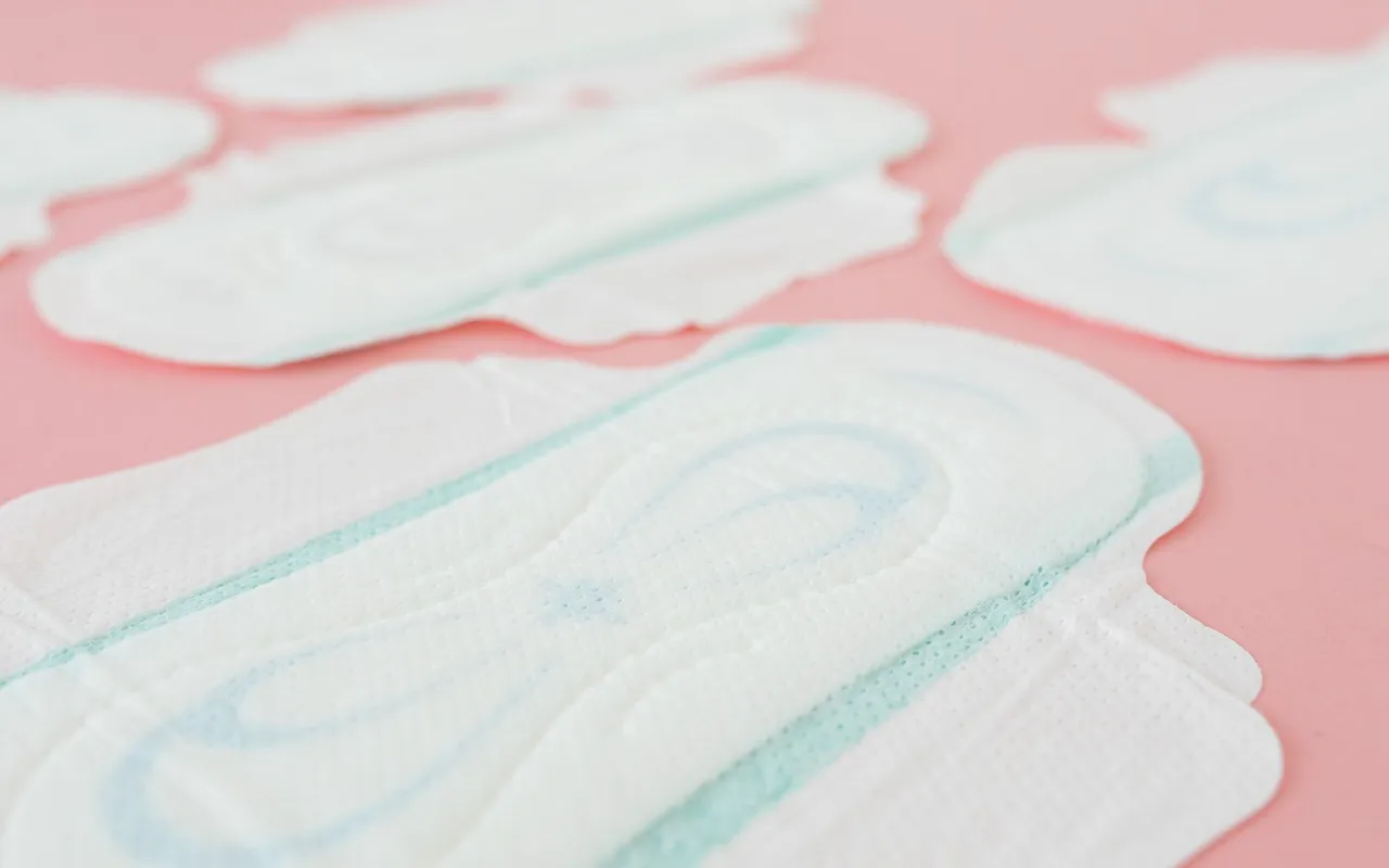 Vos serviettes hygiéniques vous provoquent une allergie sans que vous le sachiez ?